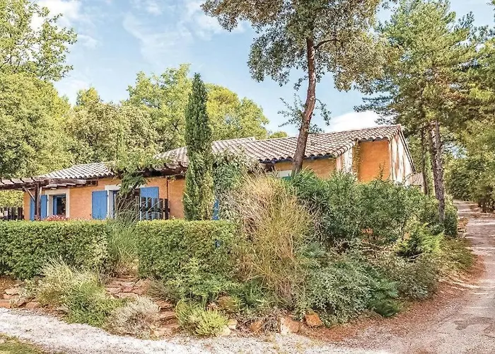 Mazet Provencal Dans Village Vacances